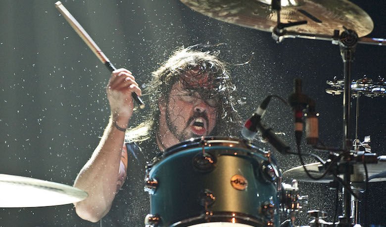 Dave Grohl sedang bermain drum